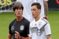 غريندل يجدد الحرب الكلامية مع أوزيل على خلفية امتناعه عن لقاء لوف