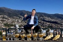 كريستيانو رونالدو يستعرض جوائزه الفردية على قمة ماديرا