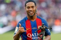 النجم البرازيلي رونالدينيو يقرر الاعتزال رسميا