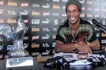 شقيقه يؤكد : رونالدينيو اعتزل اللعب نهائياً