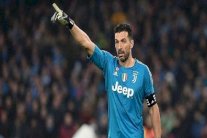 بوفون يلمح إلى إمكانية مواصلة اللعب مع يوفنتوس