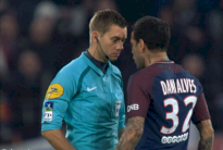 إيقاف البرازيلي داني الفيش 3 مباريات بسبب تحديه الحكم