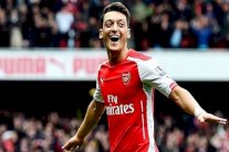 أوزيل يمدد عقده مع أرسنال ويصبح أعلى لاعبيه أجرا