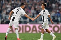 رونالدو يسارا وديبالا يمينا في كرات يوفنتوس الثابتة