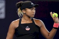 أوساكا الدامعة بصعوبة إلى نصف نهائي دورة بكين