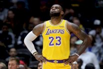 ليبرون جيمس يتألق...ويخسر في مباراته الأولى مع ليكرز