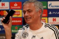 مورينيو يرد بسخرية على تقارير مكالمة زيدان