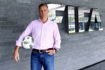 الهولندي فان باستن سيترك منصبه الفني في فيفا