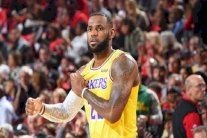 ليبرون جيمس يسقط في مستهل مشواره مع ليكرز