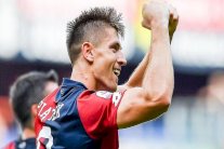 رئيس نابولي يؤكد حديثه مع جنوى لضم مهاجمه البولندي بياتيك