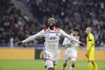 ليون يتخطى نيم ويصعد إلى المركز الثالث في الدوري الفرنسي