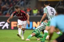 ميلان يخسر صدارته أمام ضيفه بيتيس وأرسنال وتشلسي نحو التأهل