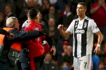 إجراء تأديبي بحق مانشستر يونايتد لدخول مشجعين أرض الملعب