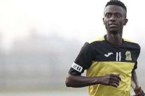 اتحاد الكرة السعودي يوقف حسن معاذ عامين وناديه يحتج