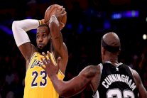 فوز أول لجيمس مع لوس أنجليس ليكرز وكوري يستعرض