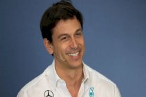 وولف مستعد لبحث أوامر الفريق مجددا لدعم هاميلتون