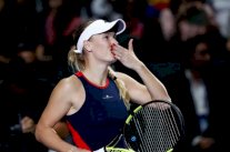 فوزنياكي تتجاوز التعثر وسفيتولينا تتصدر المجموعة