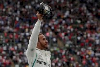 هاميلتون بطل العالم للمرة الخامسة معادلا رقم فانجيو