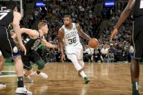 بوسطن يعيد ميلووكي إلى أرض الواقع في دوري السلة الأميركي