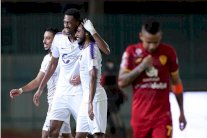 الهلال يتخطى القادسية بثنائية ويستعيد صدارة الدوري السعودي مؤقتا