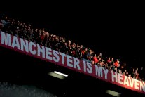 مانشستر يونايتد يحقق في إدخال مسدسين زائفين إلى ملعبه