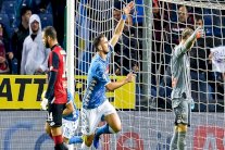 نابولي ينجو بصعوبة من فخ جنوى في الدوري الإيطالي