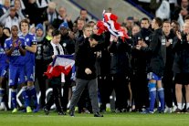 ليستر يكرم مالكه الراحل بتحية في الملعب وتعادل سلبي