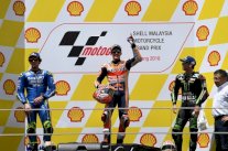 ماركيز يستغل سقوط روسي لينتزع الفوز في فئة موتو جي بي