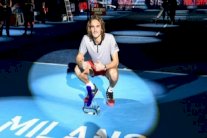 اليوناني تسيتسيباس يتوج ببطولة اللاعبين الشبان في كرة المضرب