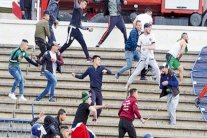 إصابة 10 شرطيين وتوقيف 30 شخصا بعد شغب أعقب مباراة في الدوري الجزائري