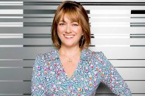 سوزانا دينيدج أول إمرأة مديرة تنفيذية لرابطة الدوري الإنكليزي الممتاز