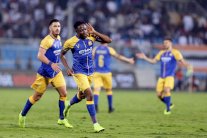 النصر يتجاوز الشباب ويشدد الخناق على الهلال وأحد يقيل مدربه