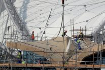 عمّال يبنون منشآت مونديال 2022 في قطر لكنهم لن يشاهدوا مبارياته فيها