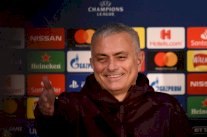 مورينيو يدعو لاعبيه للبقاء في منازلهم ما لم يتحملوا الضغط