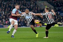 نيوكاسل يبتعد عن منطقة الخطر في الدوري الإنكليزي