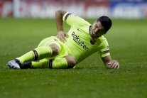 إصابة في الركبة تبعد سواريز أسبوعين عن برشلونة