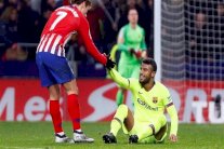 قطع في الرباط الصليبي يبعد رافينيا فترة طويلة عن برشلونة