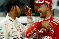 هاميلتون وفيتل يظهران الاحترام المتبادل رغم حدة المنافسة بتبادلهما الخوذ