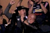 مارادونا يرد بالشتائم على استفزازات مشجعي فريق منافس بعد الخسارة