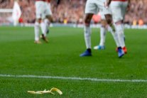 توقيف مشجع لتوتنهام رمى قشرة موز تجاه أوباميانغ