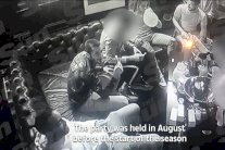 تصوير بعض لاعبي أرسنال وهم يستنشقون غاز الضحك