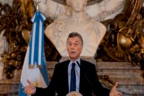 رئيس الأرجنتين يَعِدُ بقانون لمكافحة العنف في كرة القدم