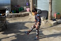 مرتضى أحمدي المهجر من منزله الأفغاني يفتقد كرته وقميص ميسي