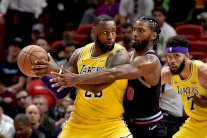 جيمس يهدي وايد قميصا وميامي خسارة في مواجهتهما الأخيرة