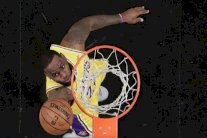 جيمس المتعَب يقود ليكرز للفوز على بيليكانز وسقوط بروكلين