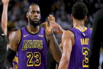 ليبرون جيمس يصاب في فوز ليكرز على ووريرز