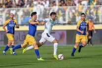 النصر يتعثر أمام الفتح ويفشل في اللحاق بالهلال .. والشباب يهزم الحزم