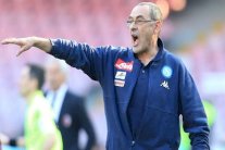 نابولي يتحرك لتفادي رحيل مدربه ساري إلى تشيلسي