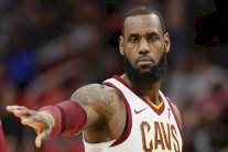ليبرون جيمس يعتبر تقارير رحيله لووريرز 