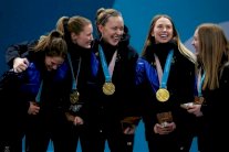 السويد تحرم الدولة المضيفة من ذهب الكيرلينغ للسيدات